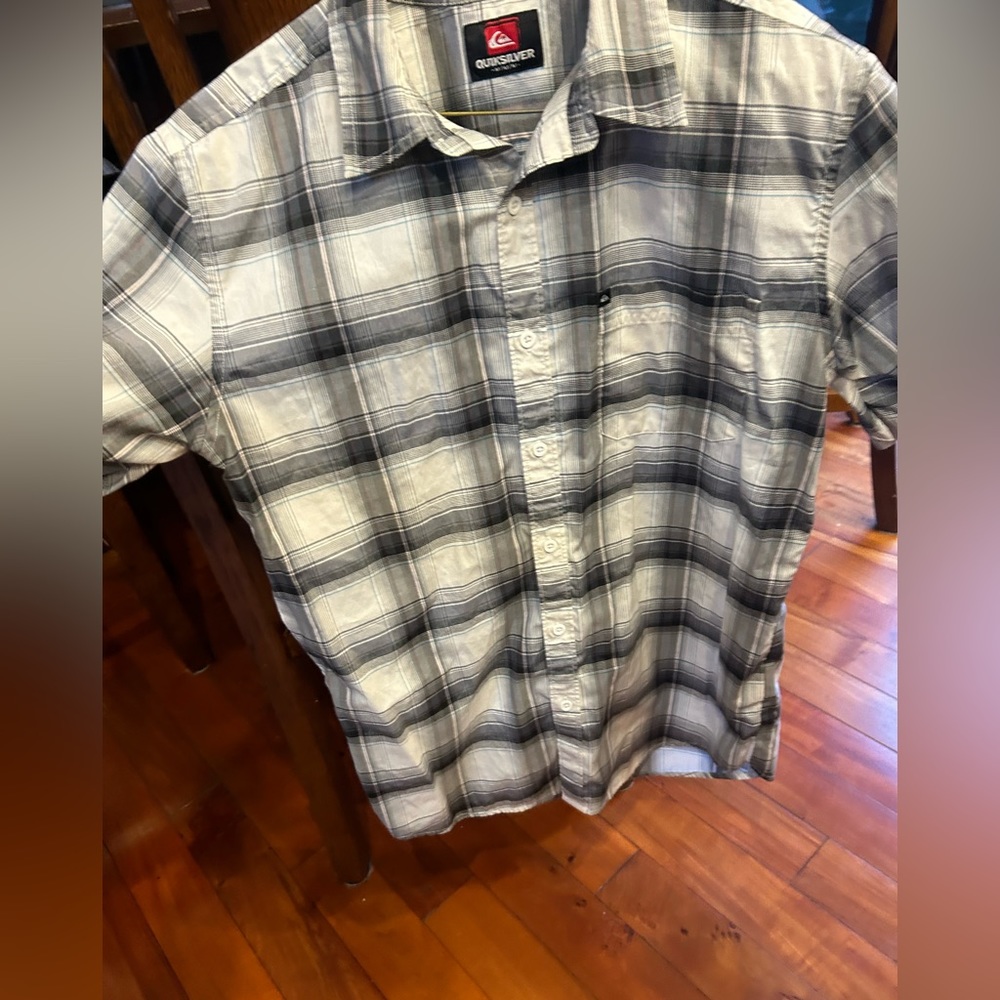 Mens - Quicksilver short sleeve button up shirt. Size medium. 60%cotton/40% poly